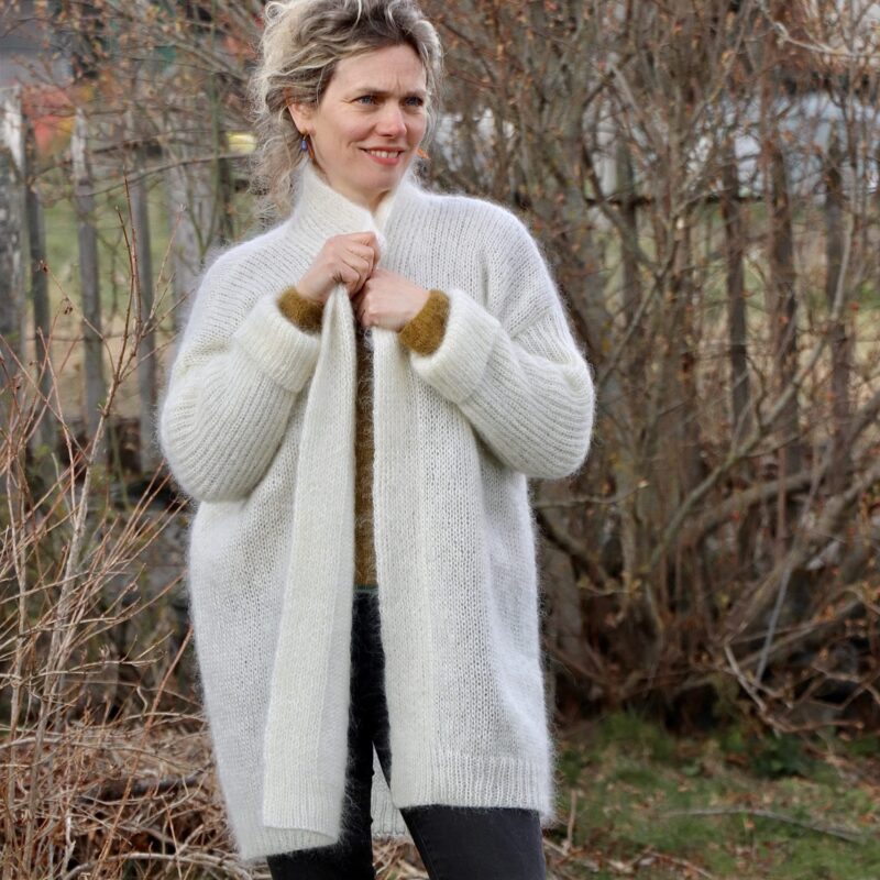 femme de face dans une veste en mohair tenant le col