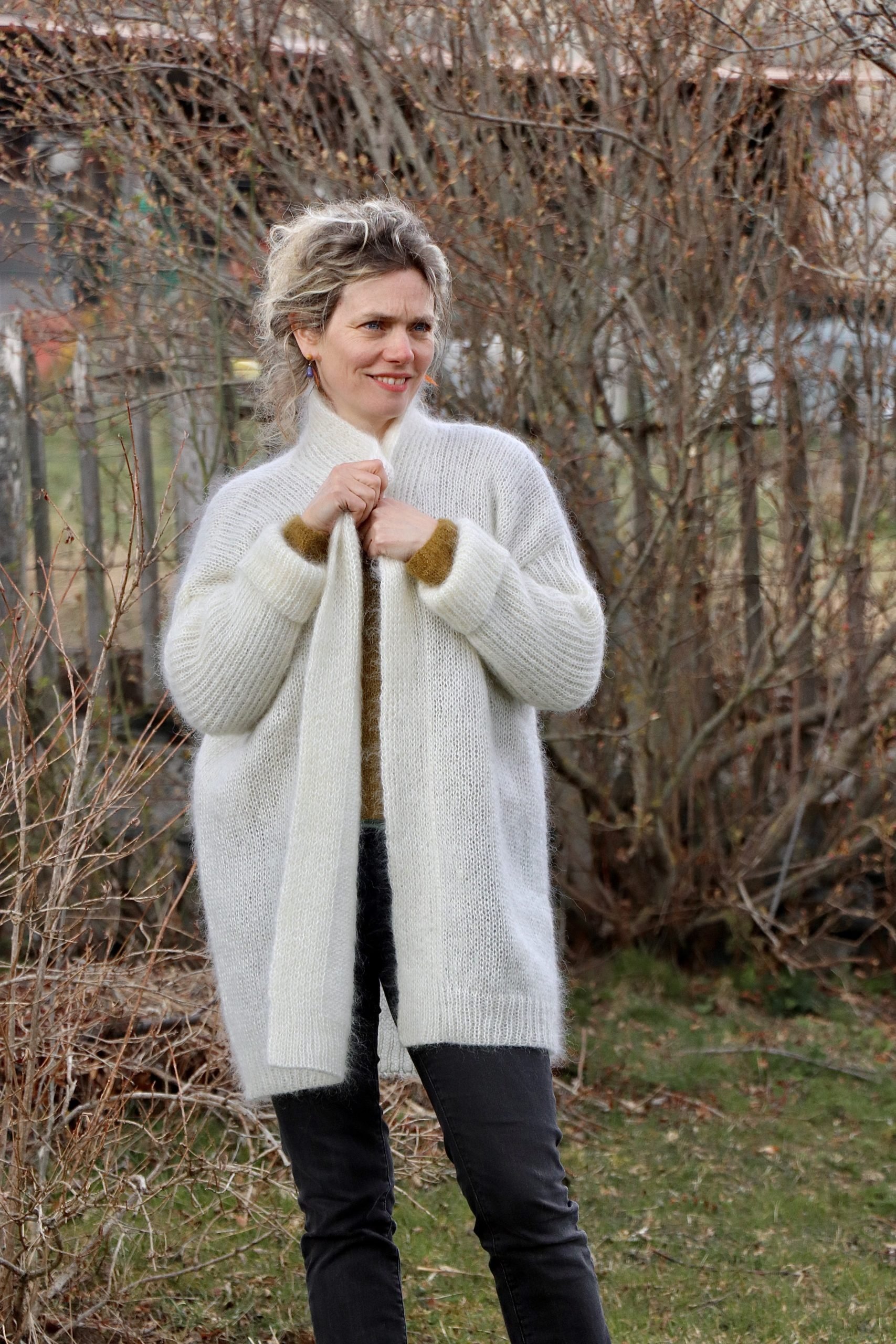 IMG_2725 femme de face dans une veste en mohair tenant le col