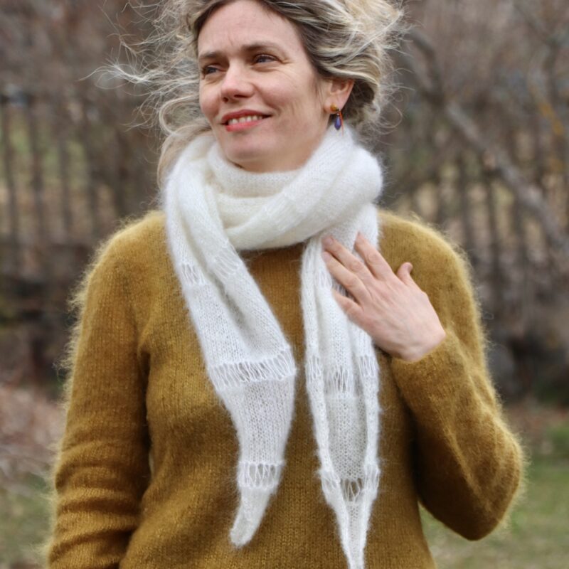 IMG_2674 femme en extérieur plan rapproché écharpe en mohair nouée autour du cou couleur écrue