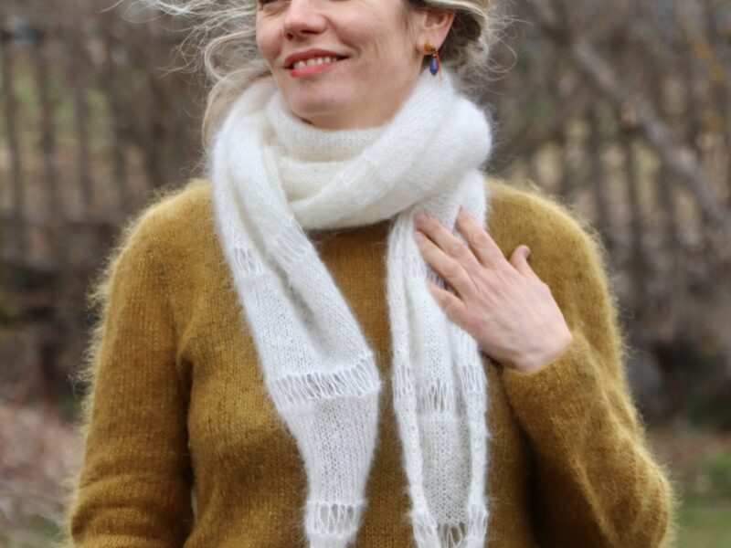 femme en extérieur plan rapproché écharpe en mohair nouée autour du cou couleur écrue