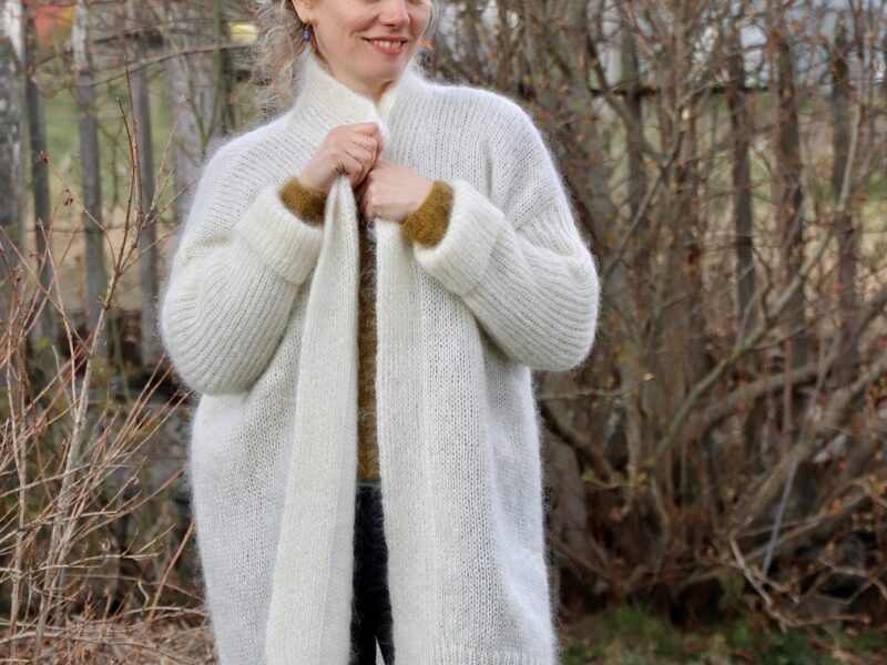 femme de face dans une veste en mohair tenant le col