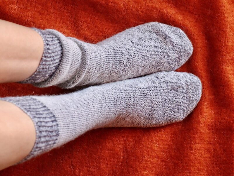 pieds en chaussettes mohair et mérinos sur plaid mohair orangé