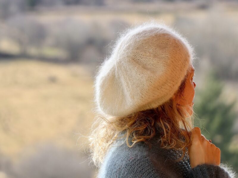 béret écru mohair profil en extérieur