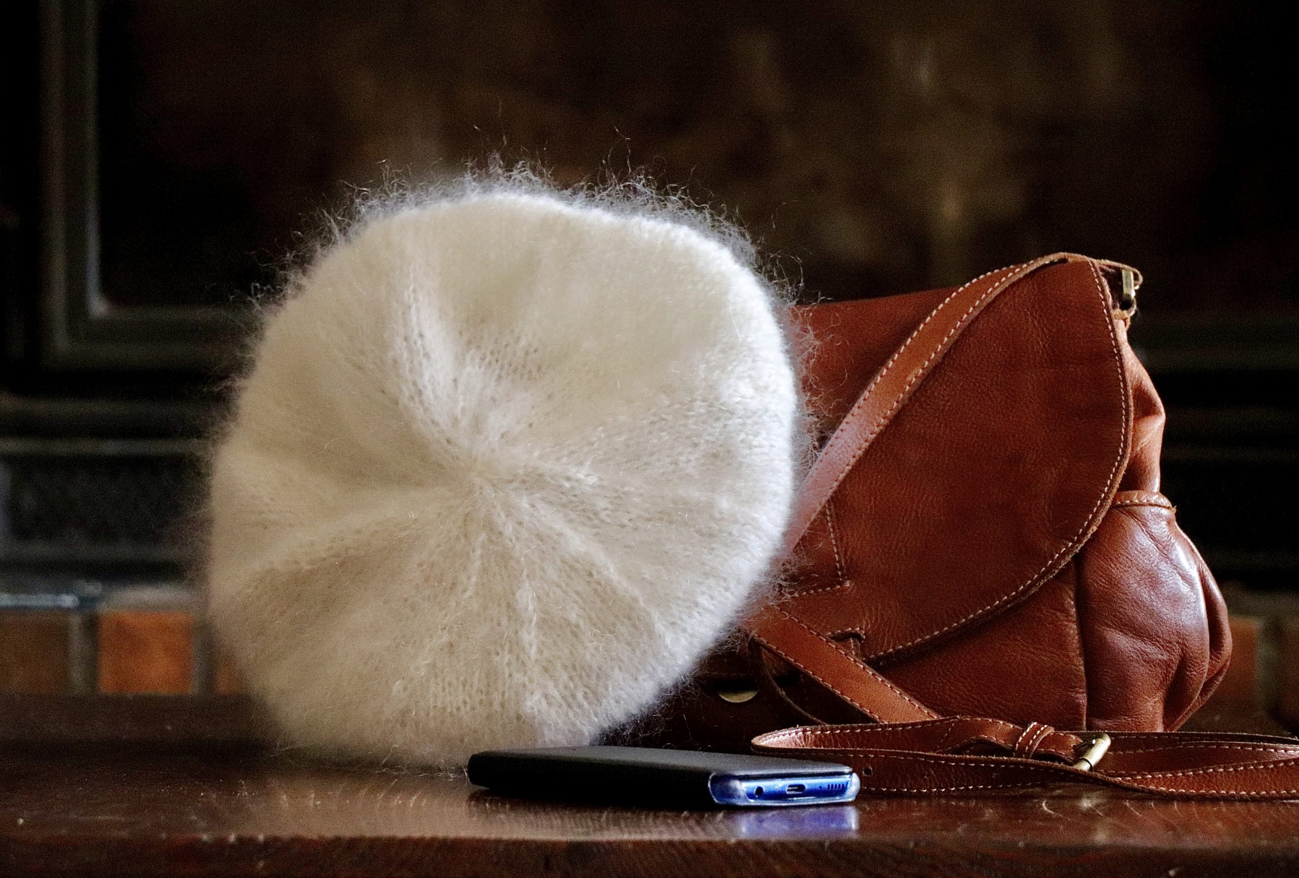 IMG_2933 béret mohair écru mise en scène sac à main