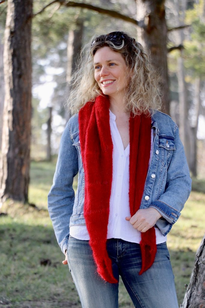 femme en extérieur forêt de face écharpe en mohair rouge autour du cou ouverte