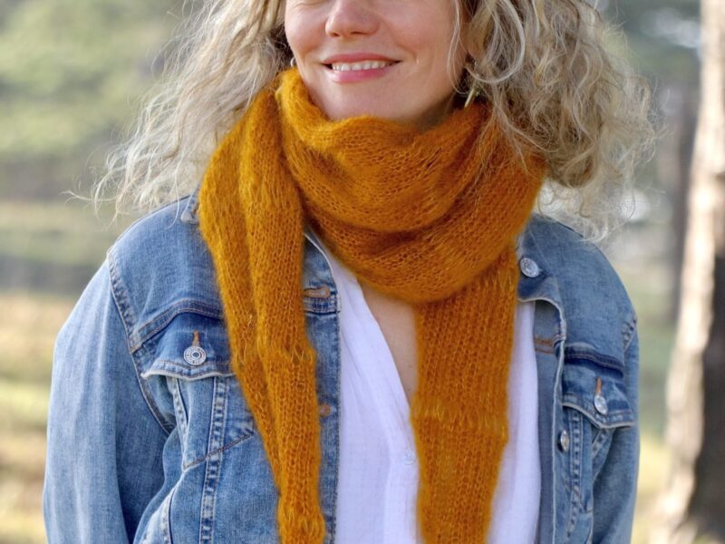 femme de face écharpe en mohair et soie maïs nouée autour du cou