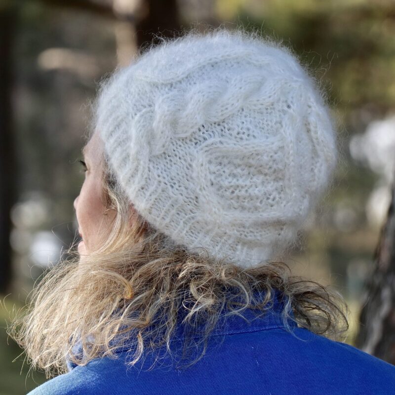 mannequin de profil dos avec bonnet mohair écru et torsades en forêt
