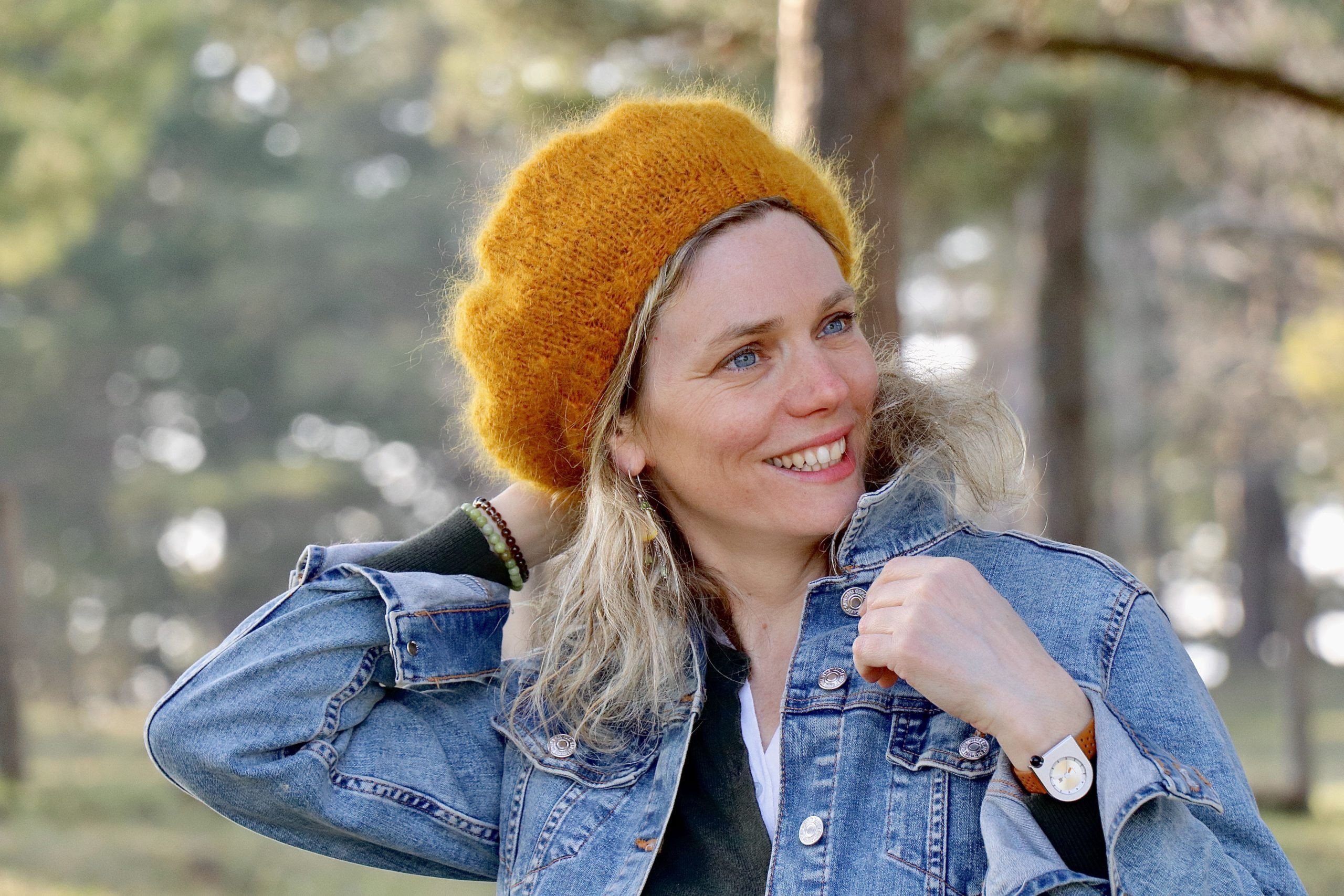 IMG_4613 béret pur mohair couleur maïs en extérieur mannequin de face