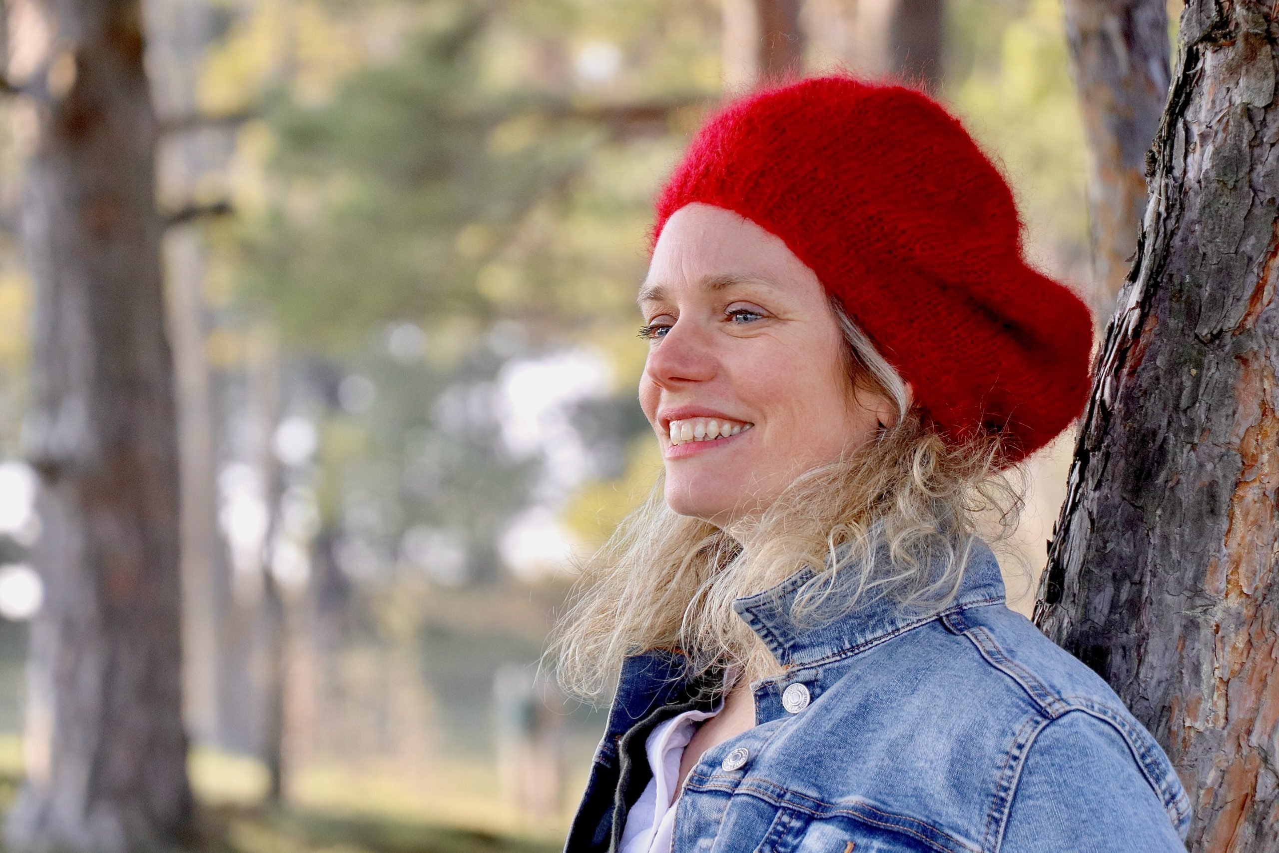 IMG_4626 mannequin avec béret mohair rubis de profile veste en jean contre un arbre