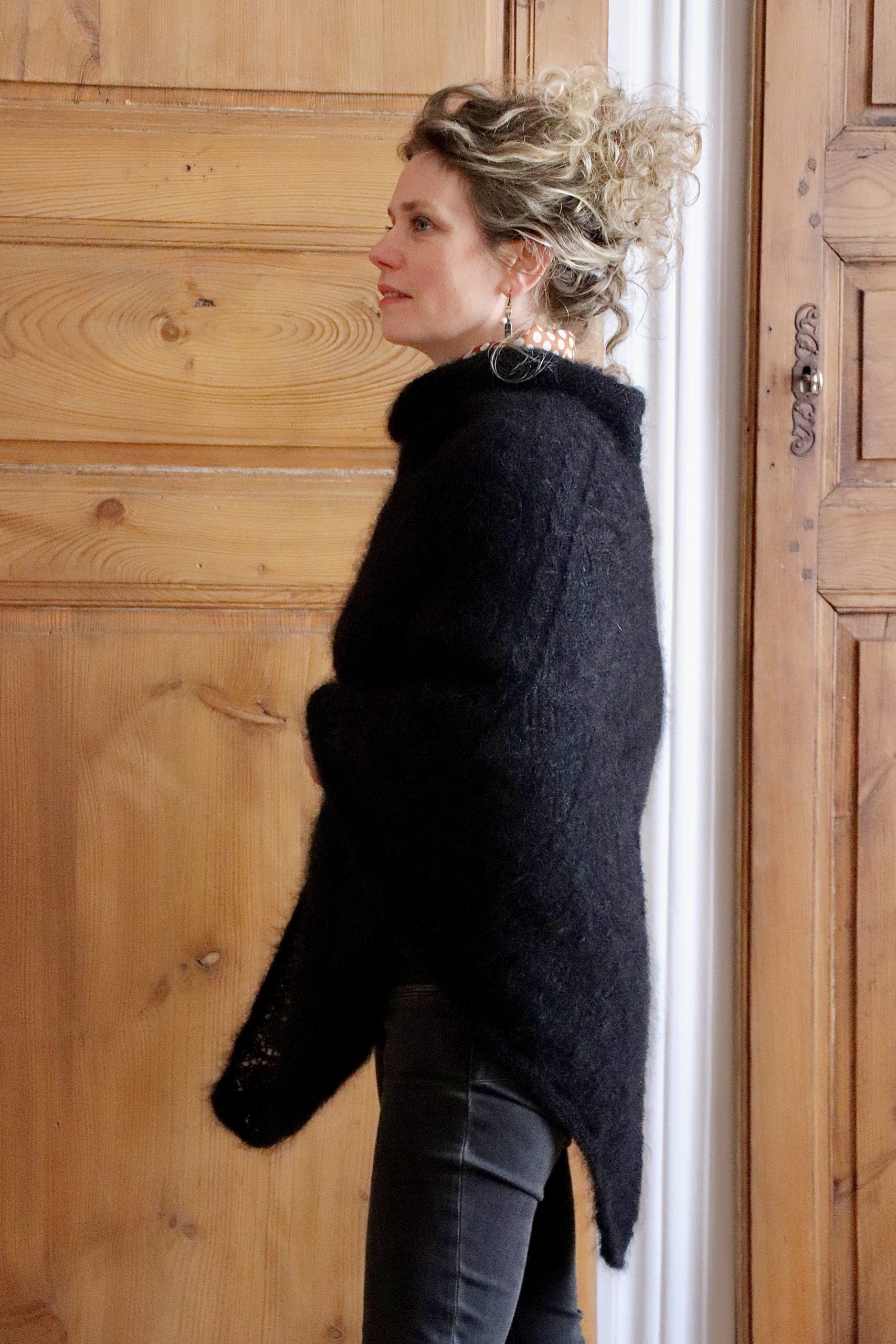 IMG_5652 Poncho Épais en Mohair Noir – Image 2