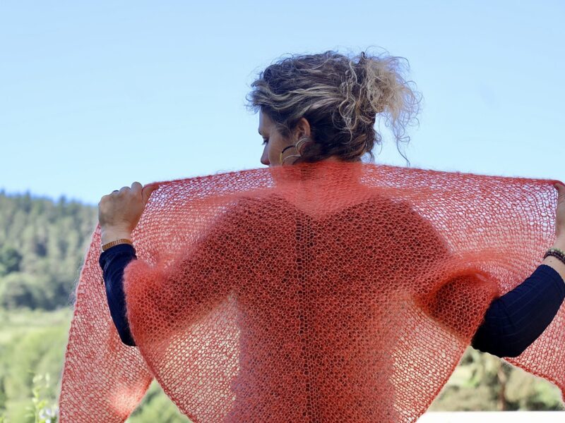 mannequin de dos avec châle ouvert sur le dos, ajouré , corail
