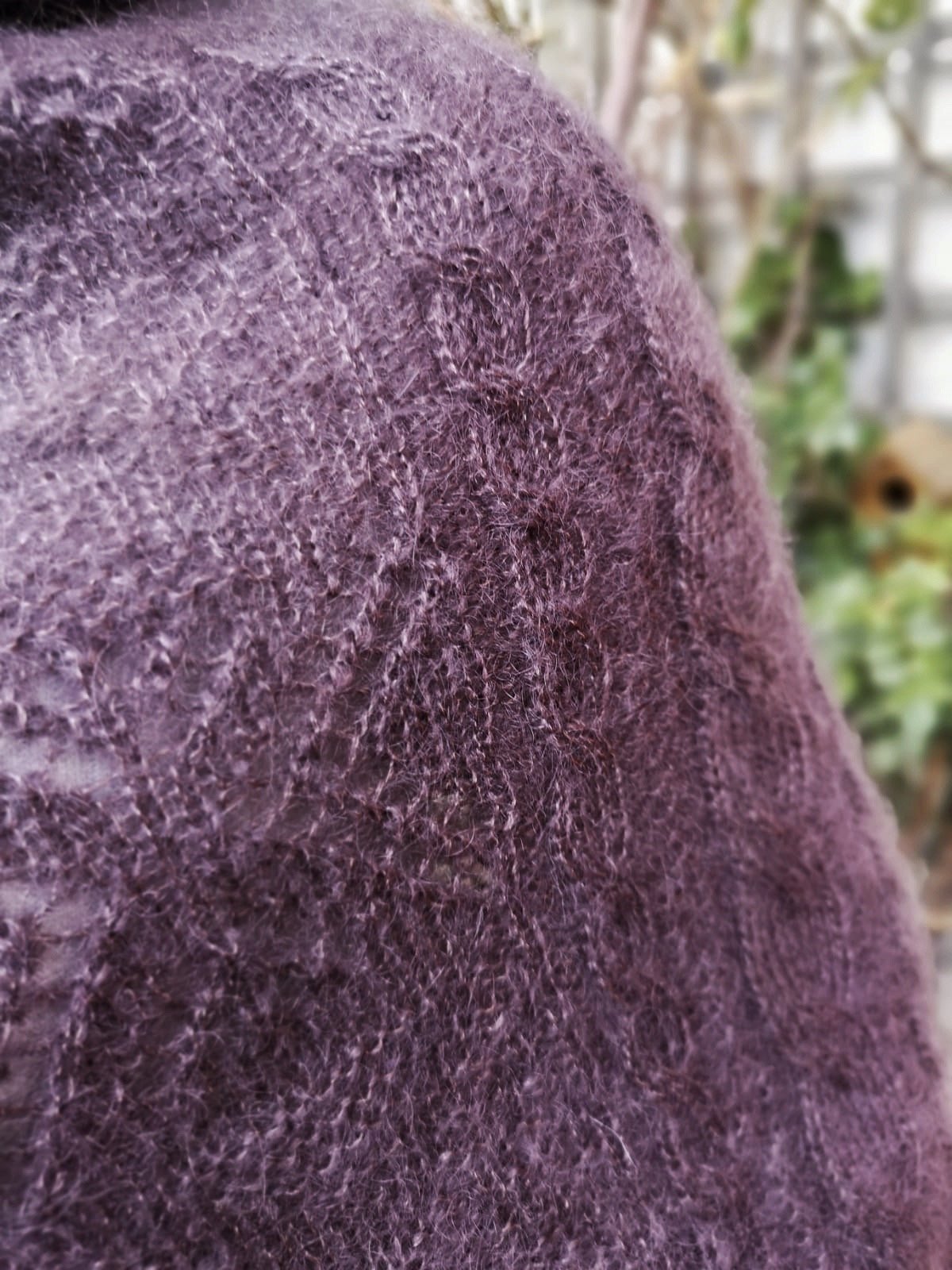 Détail poncho Taupe Améthyste détail d'un tricot en mohair, torsade couleur Taupe reflets Améthyste