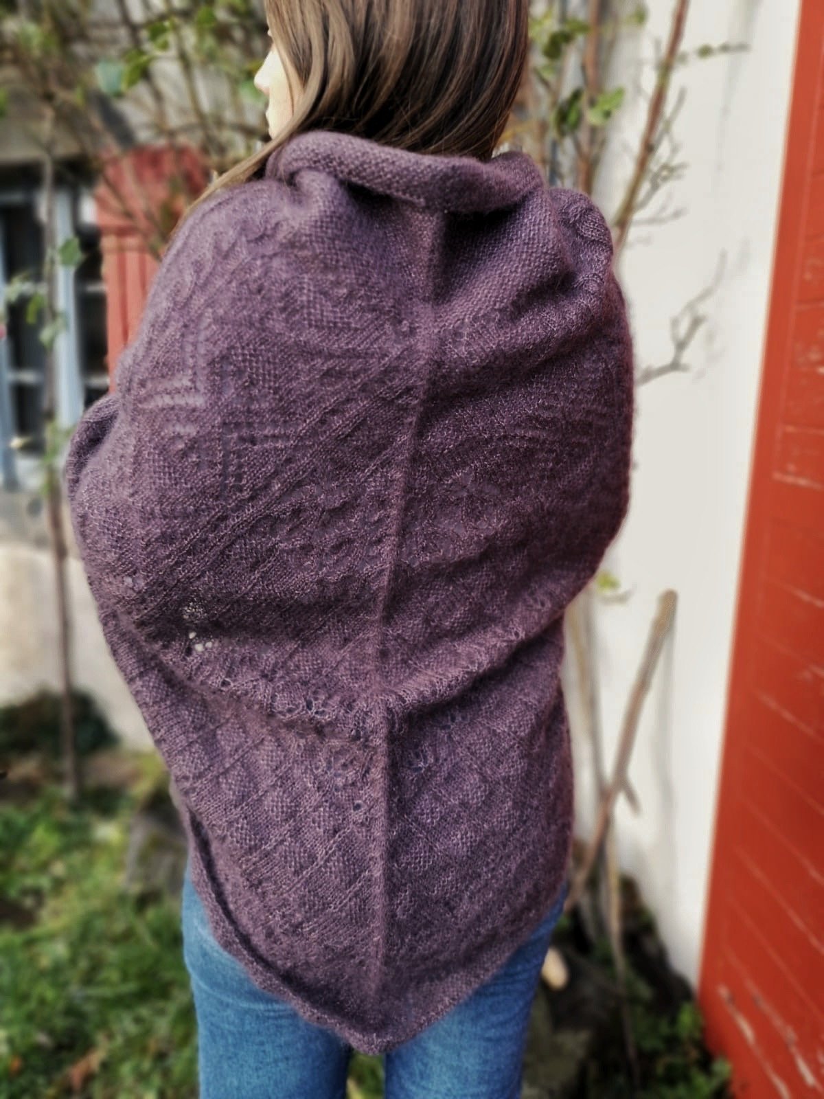 Poncho Taupe Améthyste 1 mannequin de dos photo proche, enroulé dans un poncho en mohair couleur Taupe reflets Améthyste