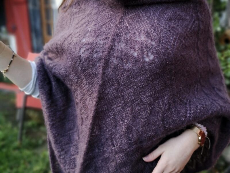 mannequin de face dans un poncho en mohair couleur Taupe Améthyste