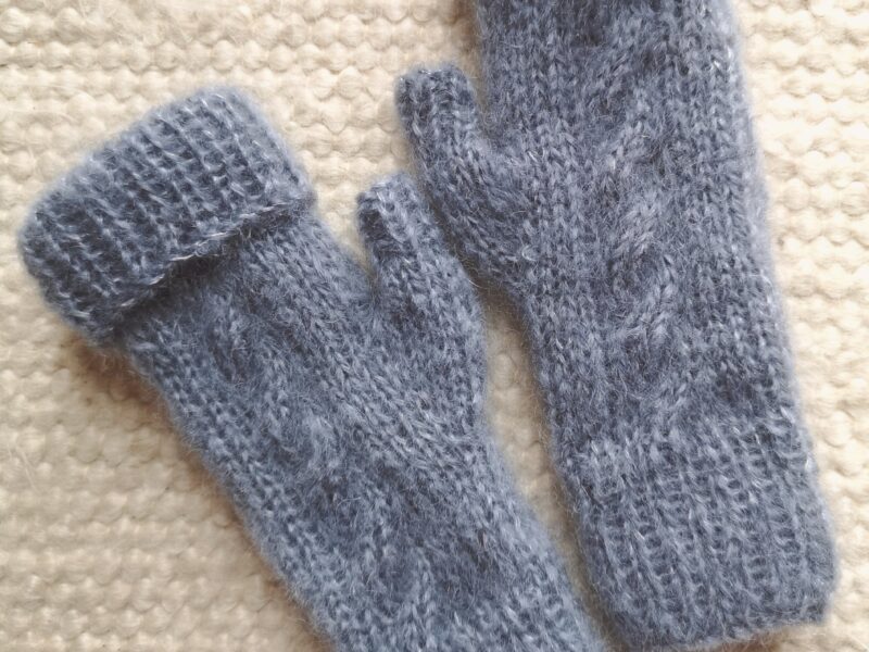 Mitaines de couleur gris étain en mohair avec torsade