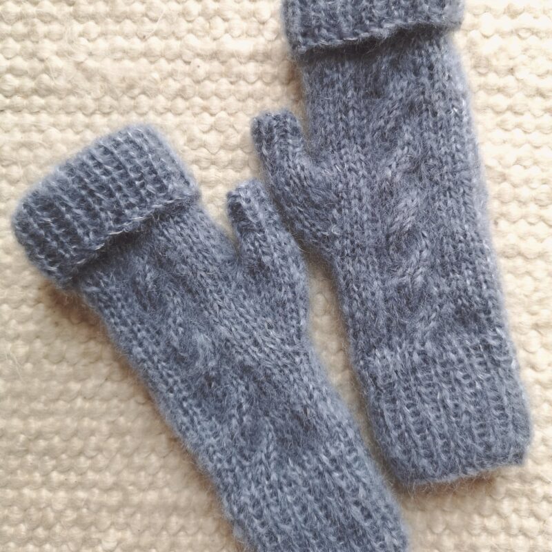 Mitaines de couleur gris étain en mohair avec torsade
