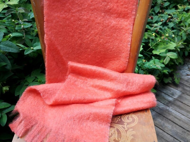 écharpe en mohair et soie de couleur corail