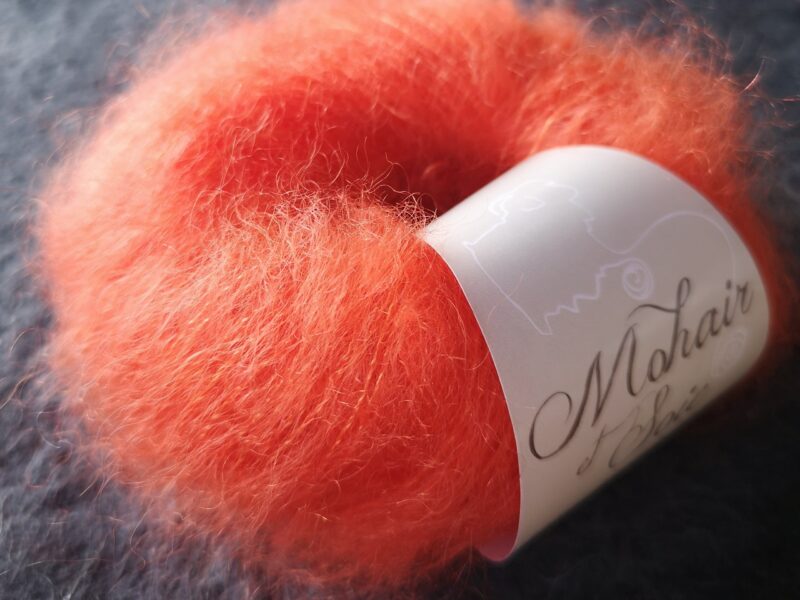 pelote de mohair couleur mandarine au fil de la monne