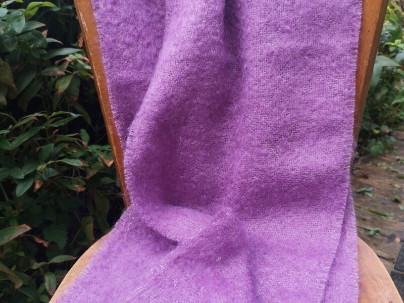 écharpe tissée en mohair au fil de la monne