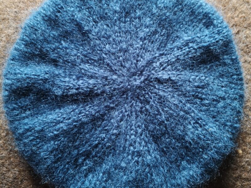 béret en mohair au fil de la monne