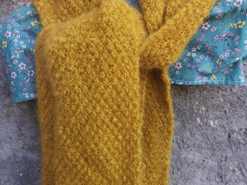 mannequin avec écharpe en mohair au fil de la monne