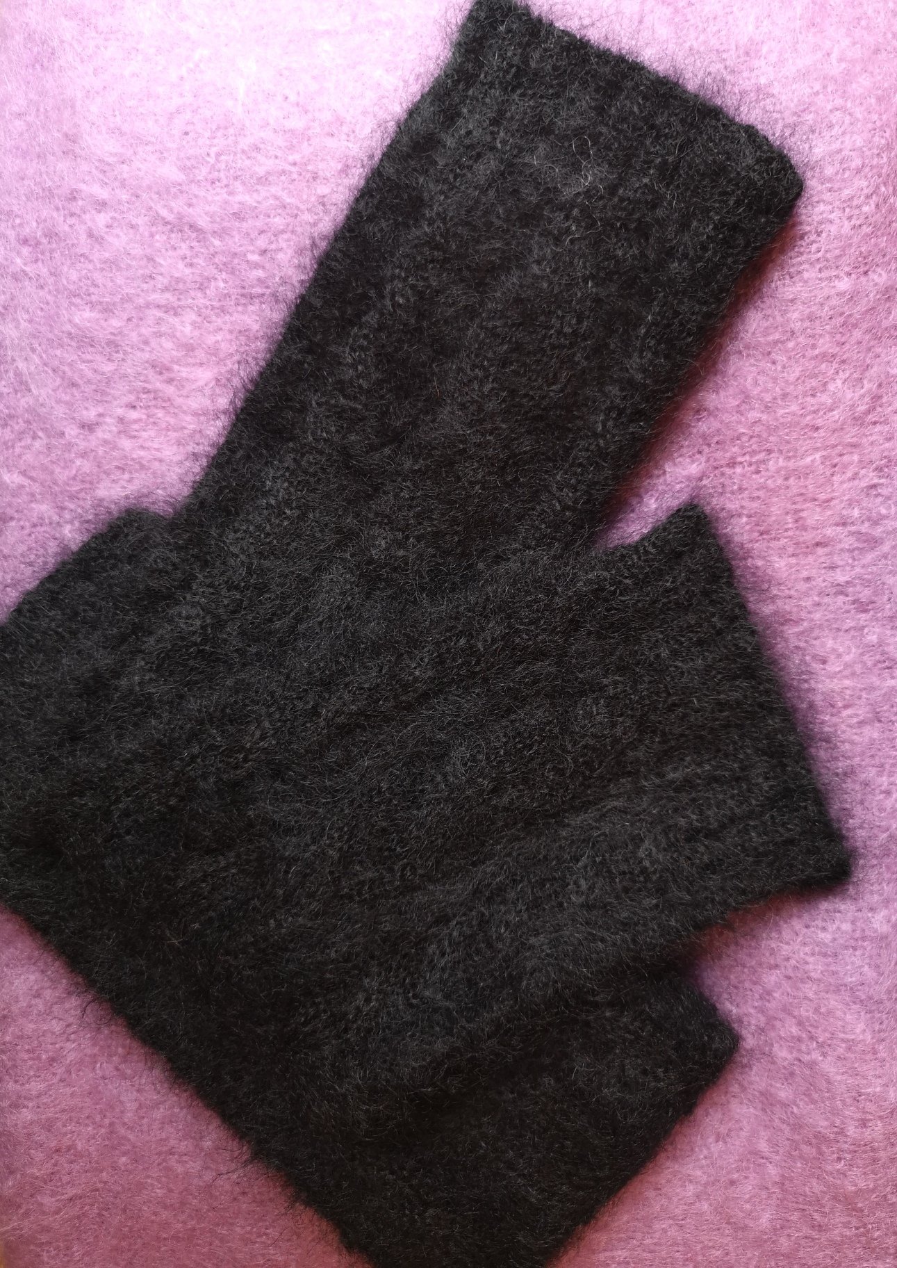 Guêtres Noires aut 25 2 guêtres en mohair noir au fil de la monne